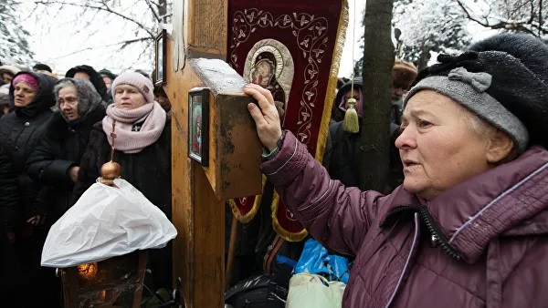 Ρωσία: Μυροβλύζει παλαιά εικόνα της Παναγίας