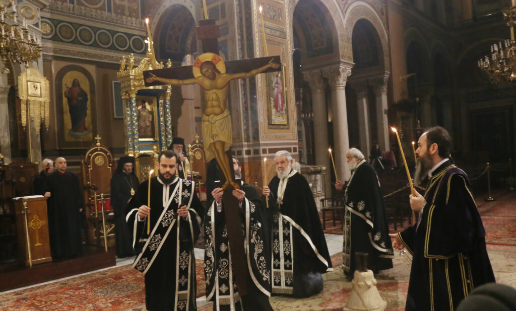 Η Ακολουθία των Αγίων Παθών στον Καθεδρικό Ναό Αθηνών (ΦΩΤΟ)