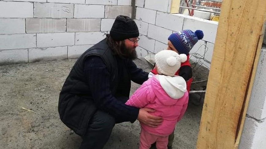 Three families with 19 children receive new homes for Pascha from Iași parish