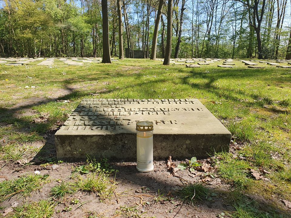 Romanian priest lights Easter candles at tombs of WWI soldiers: I chanted ‘Christ is risen’ being surrounded by heroes