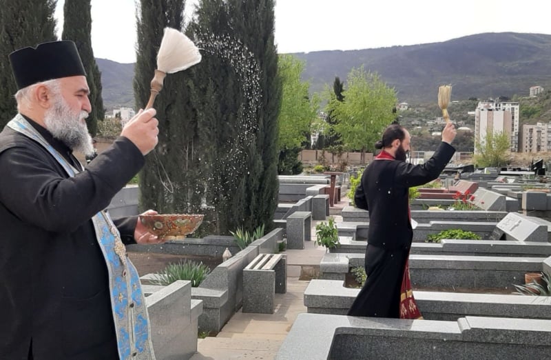 Αγιασμός στα κοιμητήρια της Γεωργίας