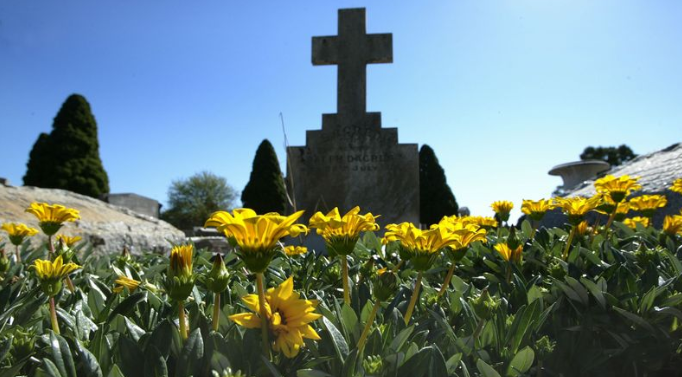 Mourners claim they have been banned from visiting Melbourne cemeteries