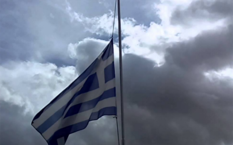 Μεσίστια η σημαία “αποχαιρετά” τον Μανώλη Γλέζο