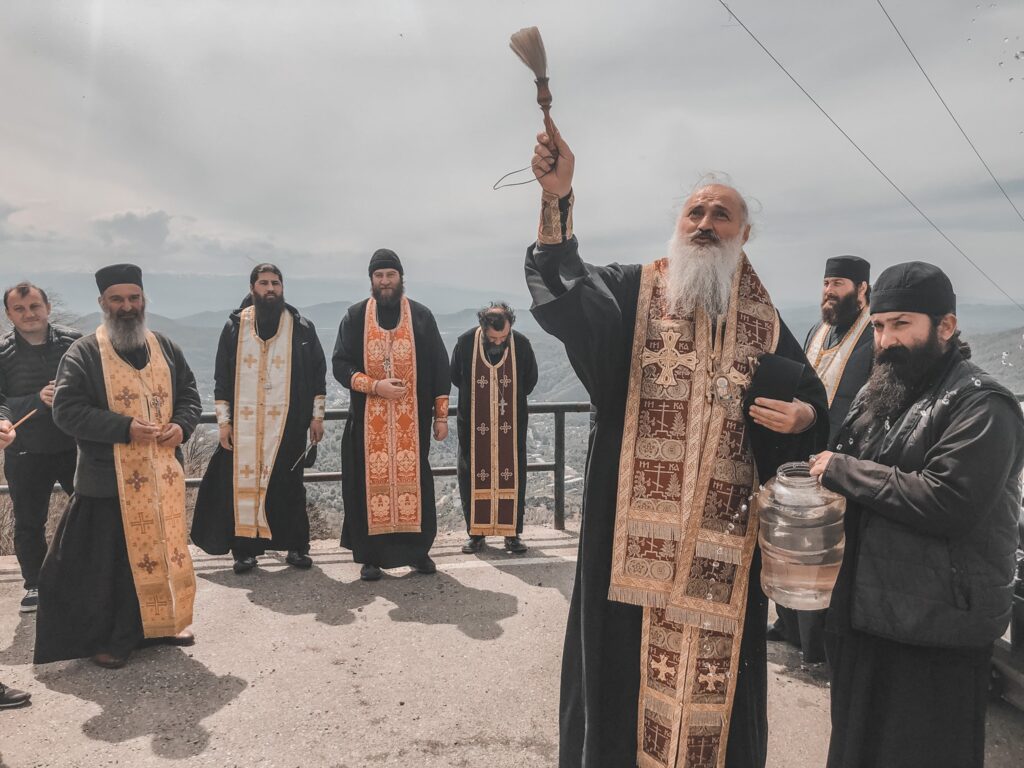 ნიკორწმინდის ეპარქიაში სამღვდელოებამ ქუჩები აკურთხა