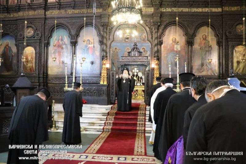 Варненският и Великопреславски митрополит Йоан отслужи Златоустова света Литургия на Връбница