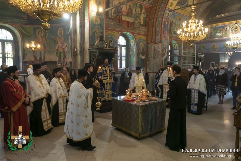 Офикия в навечерието на Богородичния празник Живоприемни източник в столичния кв. Подуяне