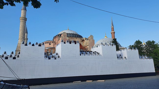 Στα ύψη η τουρκική προκλητικότητα: Αναπαράσταση της πτώσης των Τειχών και ισλαμική προσευχή στην Αγιά Σοφιά για την επέτειο της Άλωσης- Αντιδράσεις