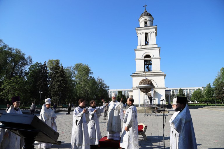 Moldova – Metropolitan Vladimir celebrated the Divine Liturgy in the Cathedral Square on the 4th Sunday after Holy Pascha