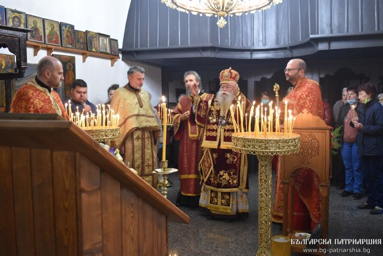 Архиерейска св. Литургия за Гергьовден в Етрополе