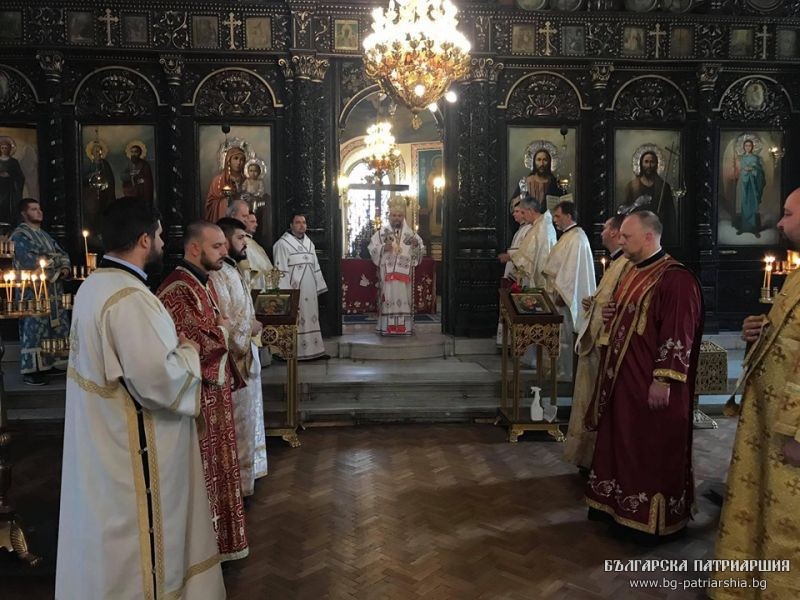 На Преполовение – Литургия в храм “Св. Въведение Богородично”