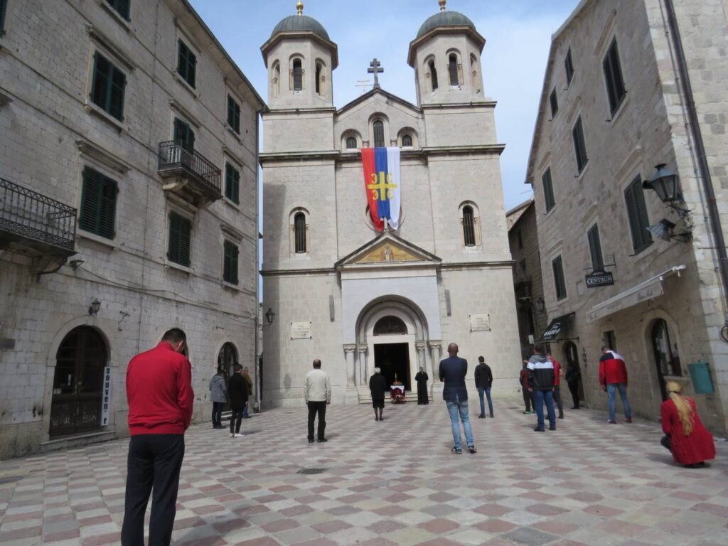 ΜΑΥΡΟΒΟΥΝΙΟ: Εκεί που η Ορθοδοξία σταυρώνεται – Ελεύθεροι μετά από 72 ώρες κράτησης ο Επίσκοπος Ιωαννίκιος και οι κληρικοί