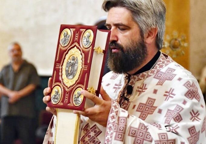 Η αστυνομία διώκει πολύτεκνο ιερέα στο Μαυροβούνιο
