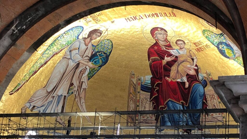 Bucharest: National Cathedral workers start removal of scaffolding to reveal altar impressive mosaic icons