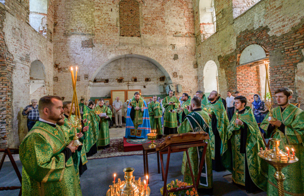Спустя век после закрытия в восстанавливаемом соборе Свято-Духова монастыря Вологды состоялось архиерейское богослужение