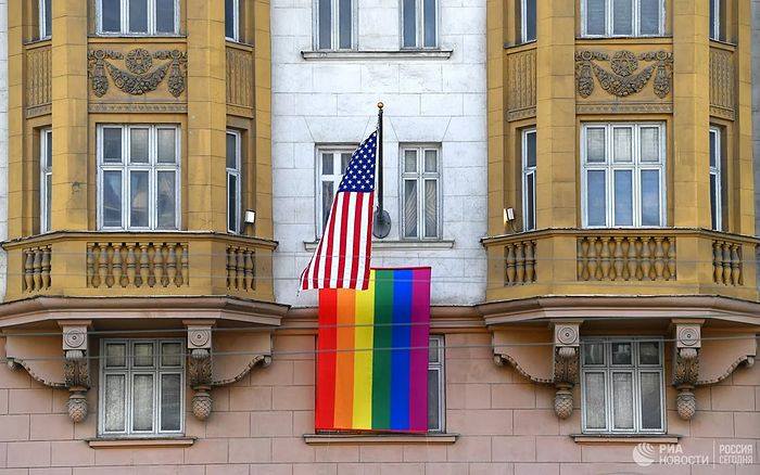 المؤمنون الأورثوذكس يحتجون على أعلام المثليين المرفوعة على السفارتين الأمريكية والبريطانية في موسكو