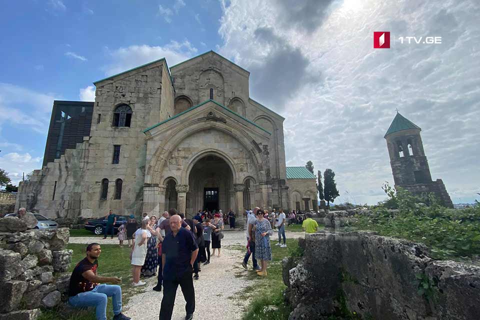 ბაგრატის ტაძარში მარიამობის დღესასწაულთან დაკავშირებით ლიტურგია მიმდინარეობს