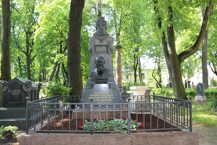 DOSTOYEVSKY’S TOMBSTONE REPAIRED IN ST. PETERSBURG