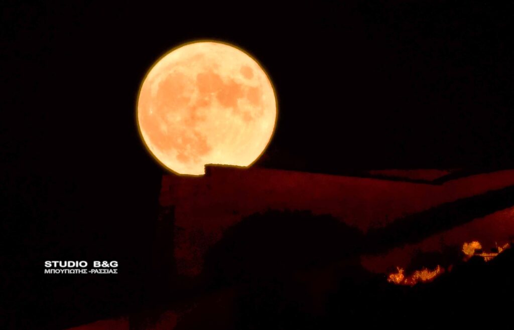 Το φεγγάρι ξεπροβάλλει ολόγιομο πάνω από το Παλαμήδι
