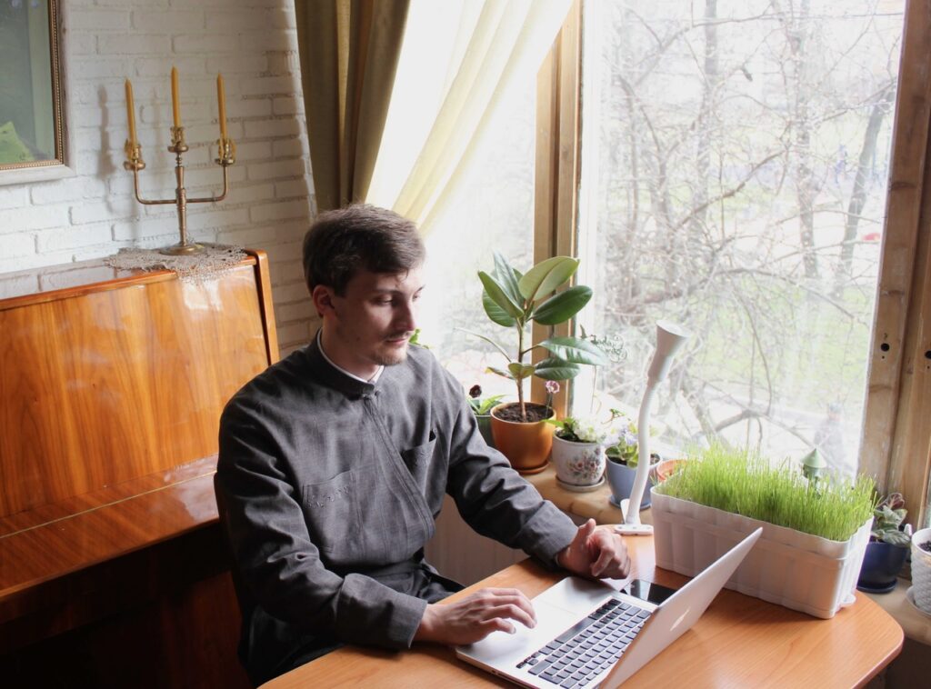 Διαδικτυακά τα μαθήματα στη Θεολογική της Αγ. Πετρούπολης