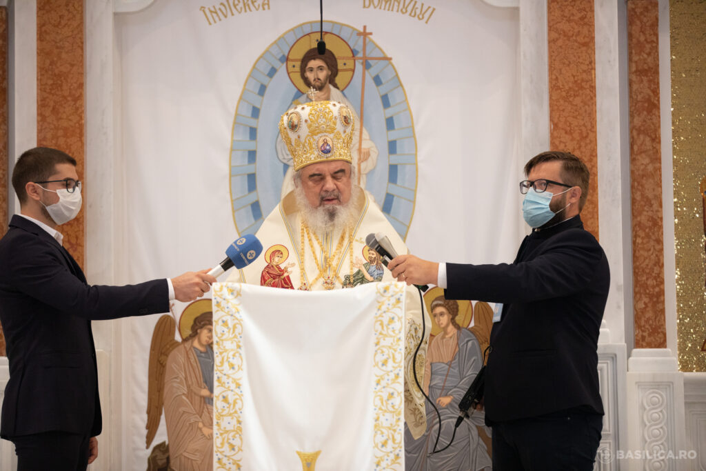 Patriarch Daniel at Oradea Cathedral: When the church is full, the community takes the form of a cross directed to the Resurrection
