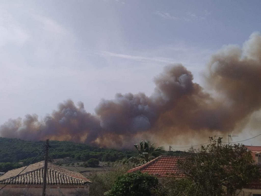 Στη Μονή Αγίου Ανδρέα κατευθύνεται η πυρκαγιά στη Ζάκυνθο