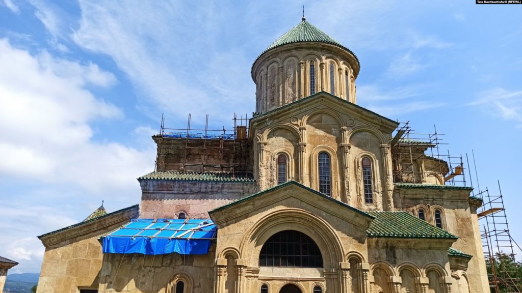 „ICOMOS საქართველო“ -„გელათის მონასტრის გადახურვა უკიდურესად გაჭიანურდა“