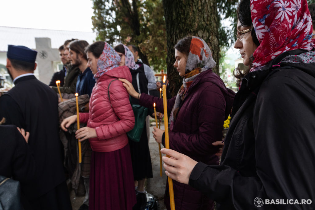 Orthodox students pray for power and strength to profess true faith at Fr Dumitru Staniloae’s tomb