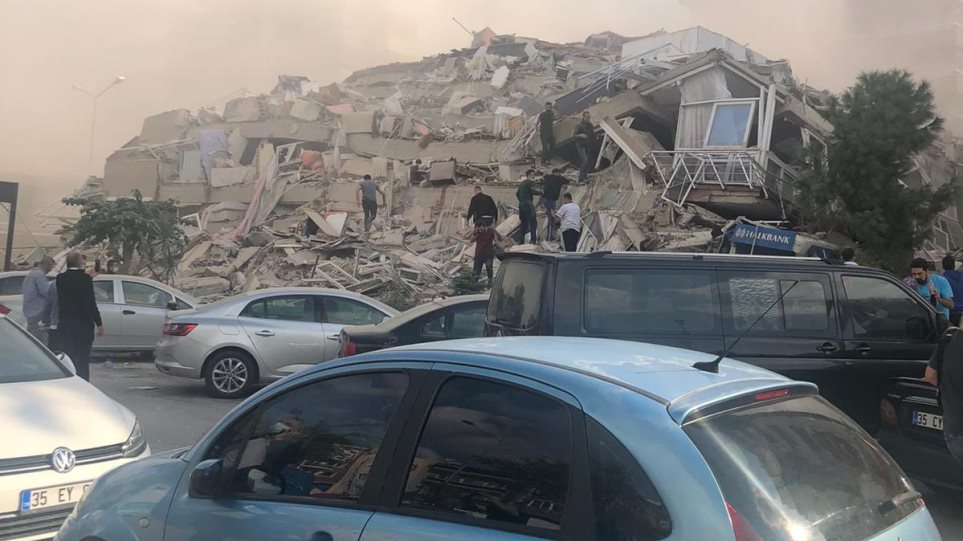 Σμύρνη: Κατέρρευσαν κτήρια – Μίνι τσουνάμι – 12 νεκροί