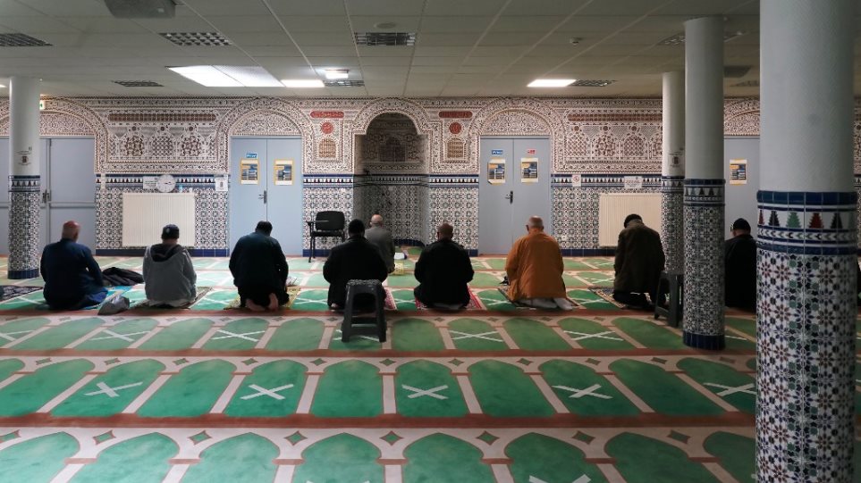 Κλείνουν τζαμί στο Παρίσι – Απελαύνουν εξτρεμιστές
