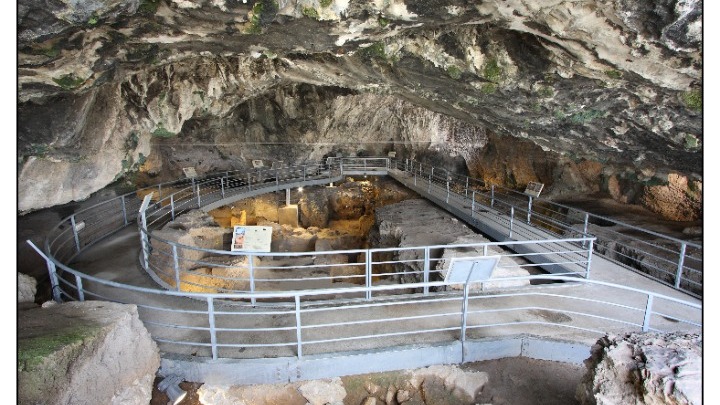 Το Σπήλαιο της Θεόπετρας