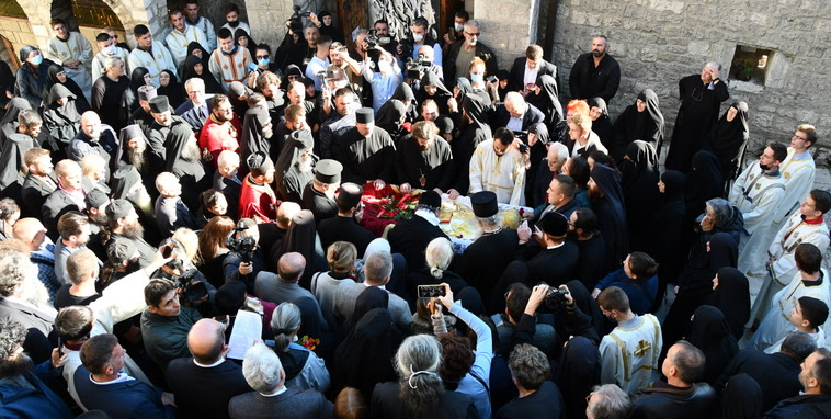 Podgorica citizens welcomed their Metropolitan on knees