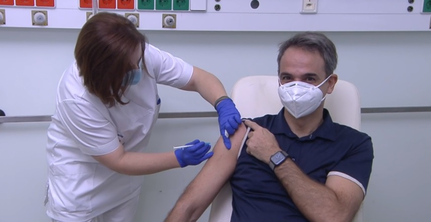 Ξεκίνησε ο εμβολιασμός – “Σήμερα όλοι χαμογελάμε κάτω από τις μάσκες” είπε ο Πρωθυπουργός