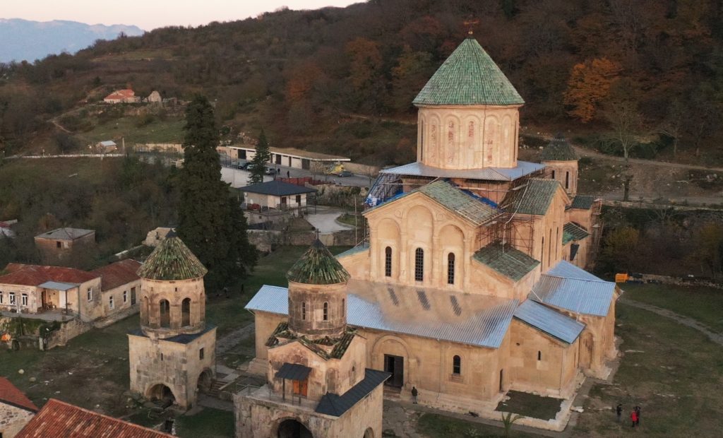 ღვთისმშობლის შობის სახელობის ტაძარზე დროებითი გადახურვების მოწყობა წლის ბოლომდე დასრულდება !