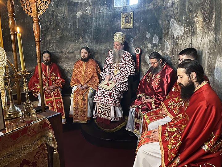 Владика Јоаникије богослужио у манастиру Ђурђеви Ступови (ВИДЕО)