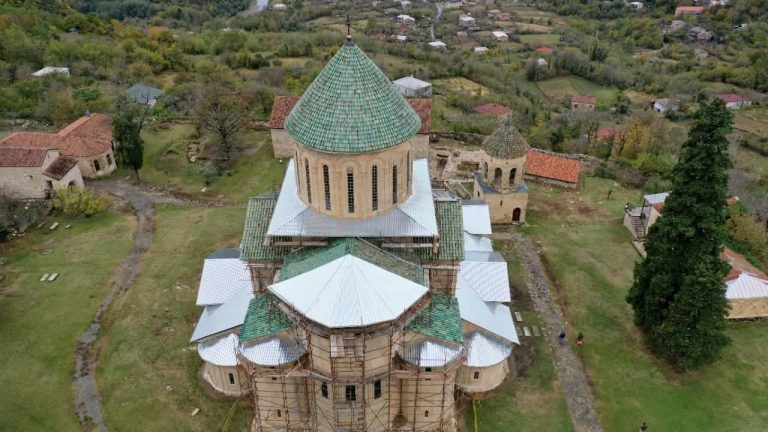 გელათის ღვთისმშობლის შობის სახელობის ტაძრის ოთხივე მკლავი თუნუქის მყარი სახურავით დაიფარება