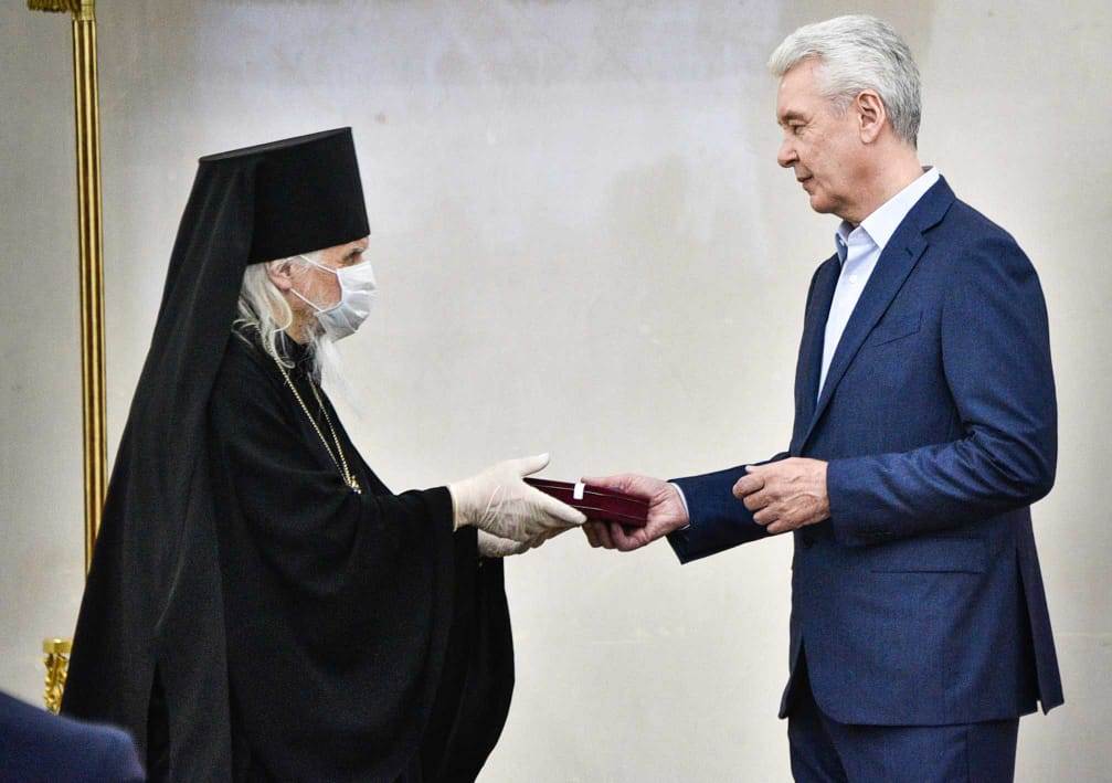 Ο δήμαρχος Μόσχας βραβεύει τον Επίσκοπο Παντελεήμονα