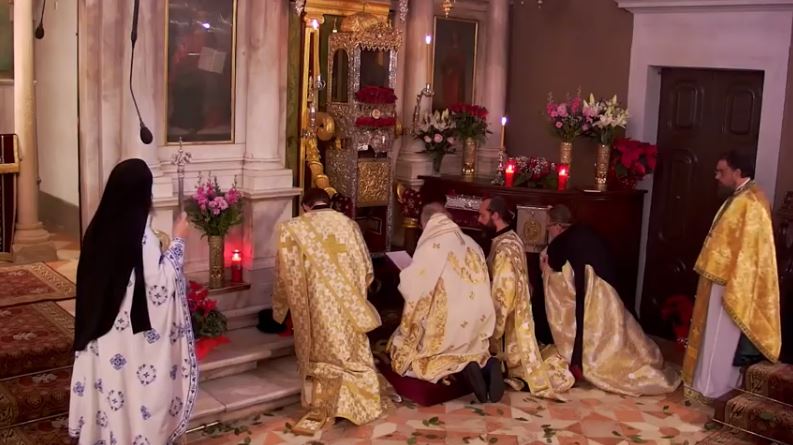 Προσευχήθηκαν γονατιστοί ενώπιον του σκηνώματος του Αγίου Σπυρίδωνα – Πρωτοφανής ο εορτασμός του Πολιούχου της Κέρκυρας