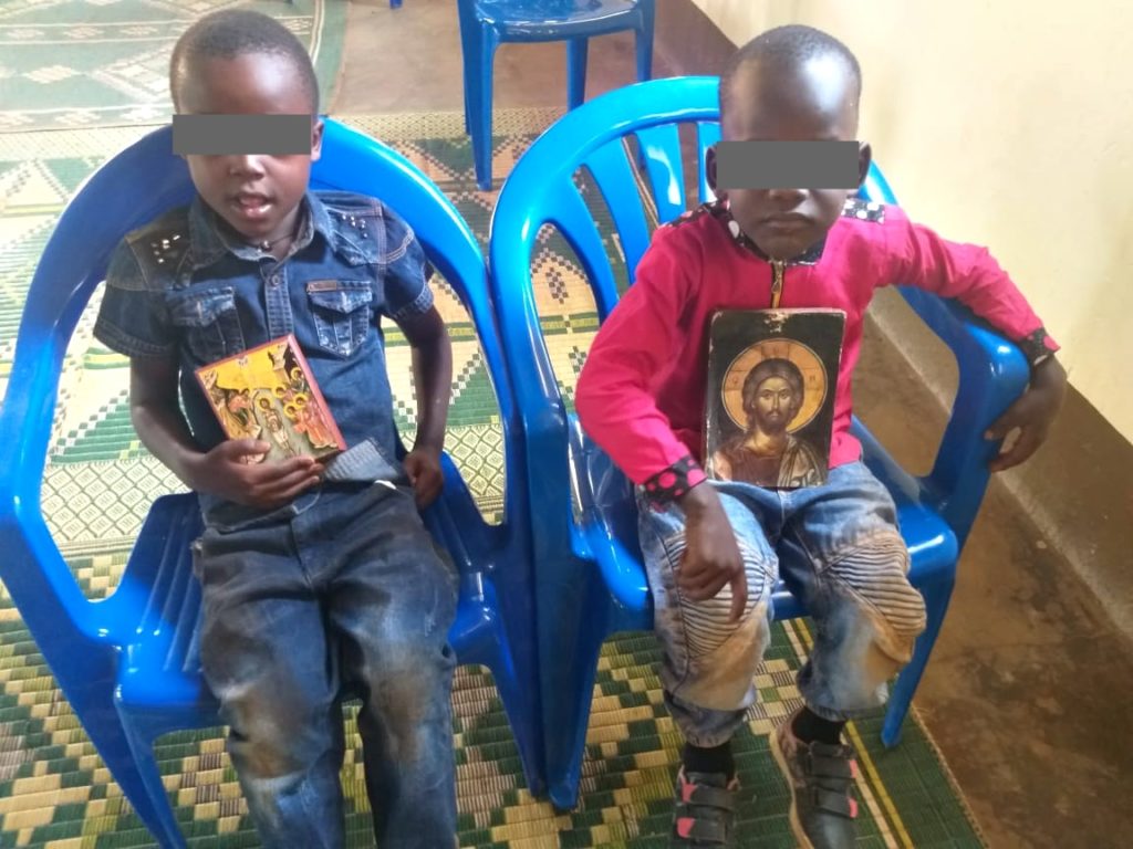 ΟΥΓΚΑΝΤΑ: Μικρά παιδιά με τον Χριστό στην αγκαλιά