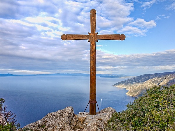 Ο Σταυρός και η Ανάσταση: Το θεμέλιο της πίστης μας