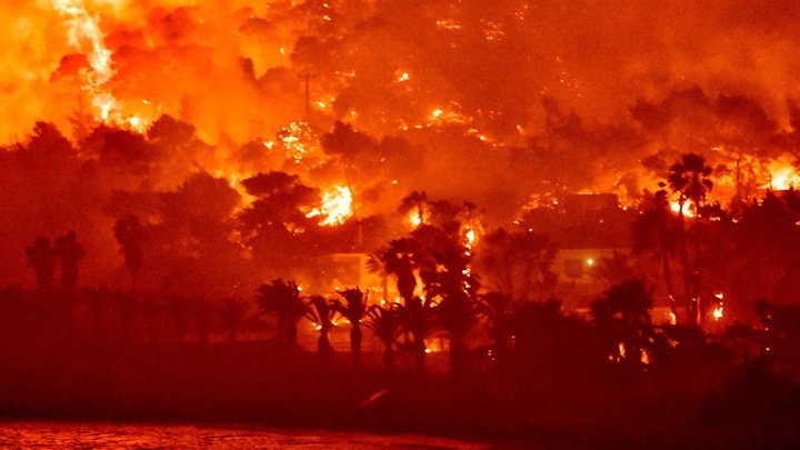 Μάχη με τις φλόγες στα Γεράνεια Όρη – Εκκενώθηκαν οικισμοί & μονές