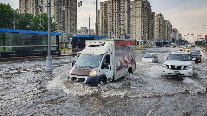 Καταρρακτώδεις βροχές πλημμύρισαν τους δρόμους της Μόσχας