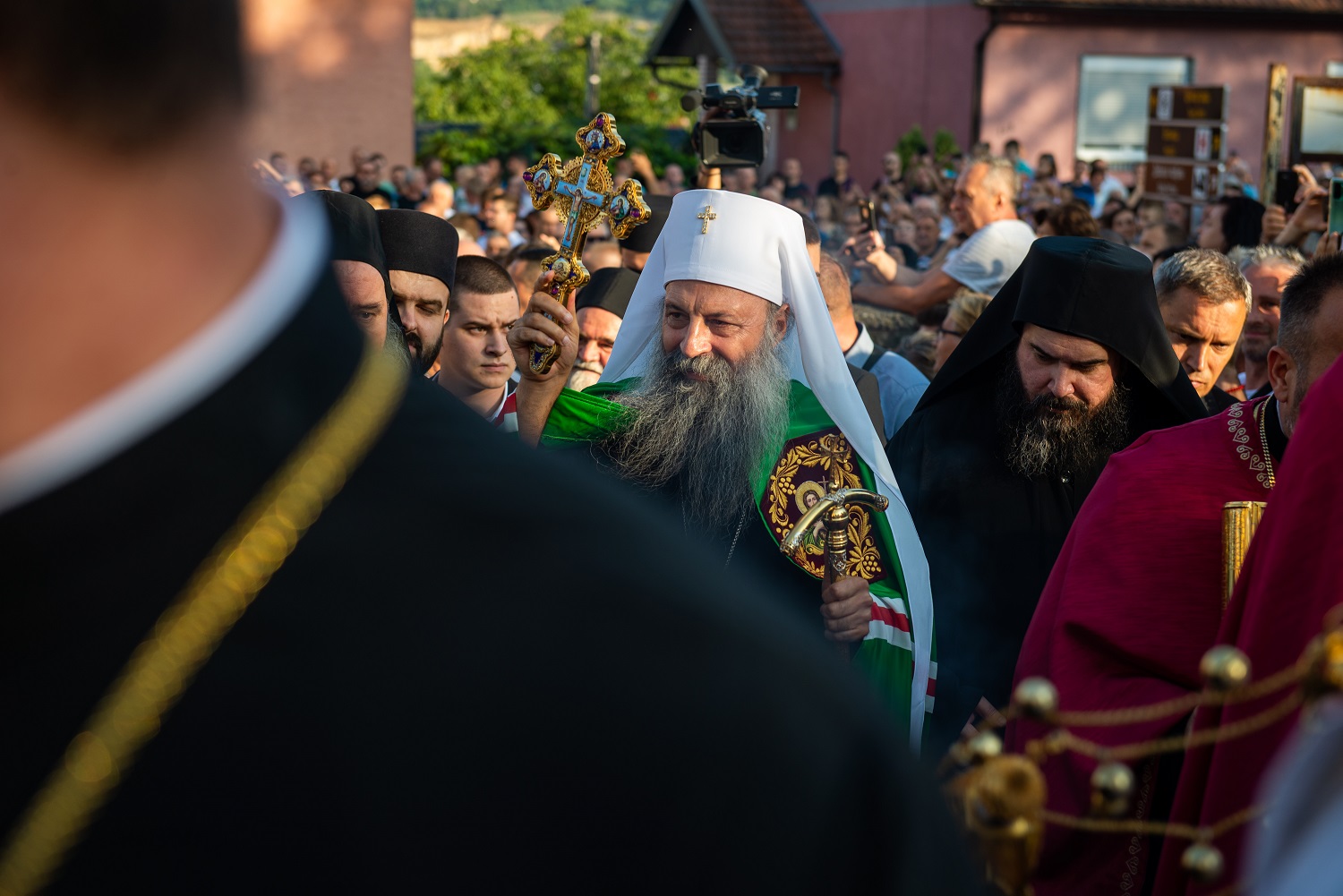 Храм святого порфирия в газе. Патриарх Сербии Порфирий. Патриарх Порфирий Сербский Вучич. Сербский Патриарх Порфирий и Кирилл. Патриарх Сербский Порфирий и собор.