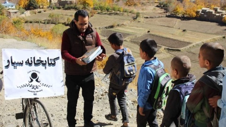 Ο δάσκαλος που μοίραζε βιβλία στο Αφγανιστάν