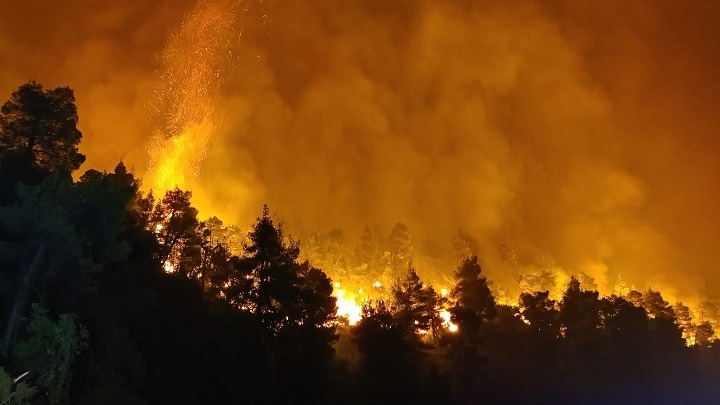 Εκκενώνονται 12 οικισμοί στην Γορτυνία – Ανεξέλεγκτη η πυρκαγιά, ενισχύονται οι δυνάμεις πυρόσβεσης