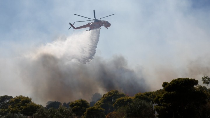Μαίνεται η μάχη με τις φλόγες στα Βίλια – Εκκενώθηκαν και άλλοι οικισμοί