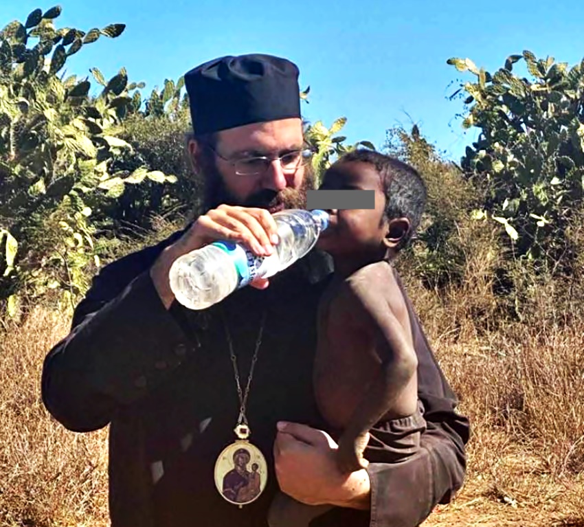 Επίσκοπος Τολιάρας: Πέρασα όλη τη μέρα δίνοντας νερό σε παιδιά