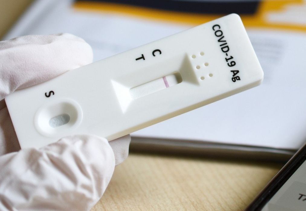 Διαθέσιμα από σήμερα στα φαρμακεία τα self-test για μαθητές και εμβολιασμένους εκπαιδευτικούς