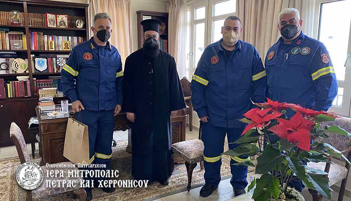 Εθιμοτυπική επίσκεψη νέων Διοικητών Πυροσβεστικού Σώματος στον Μητροπολίτη Πέτρας