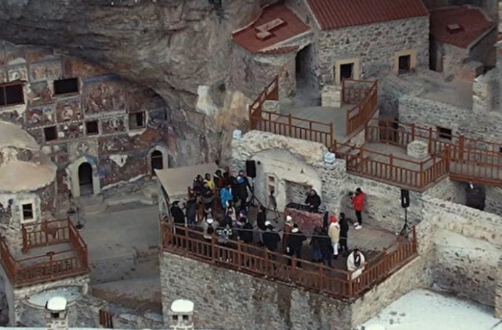 Συνεχίζεται η βεβήλωση της Παναγίας Σουμελά – Οι Τούρκοι μετατρέπουν την ιστορική μονή σε χολιγουντιανό σκηνικό