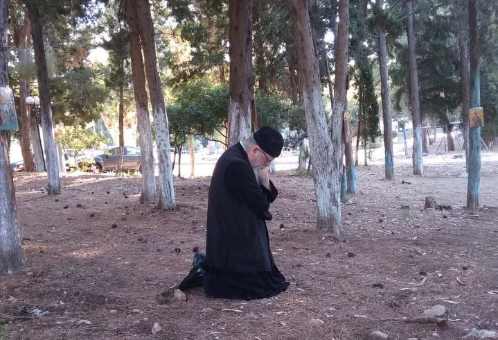 Φωτογραφία της ημέρας: Η προσευχή του μακαριστού Μητροπολίτη Αιτωλίας Κοσμά
